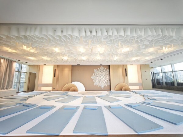 夢(mèng)百合0壓酒店聯(lián)合輕聆音療推出頌缽靜心療愈營(yíng)，開啟0壓新體驗(yàn)