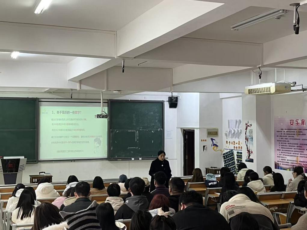 貴安新區(qū)“職業(yè)羅盤(pán)”：從一紙簡(jiǎn)歷，開(kāi)啟貴師大職業(yè)航程