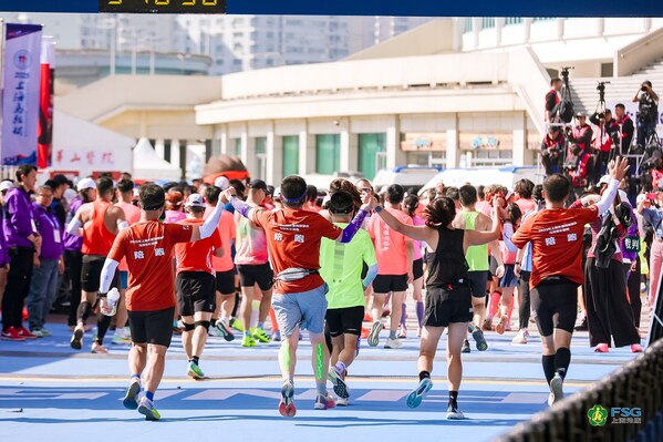 上海外服攜手上海馬拉松共啟申愛(ài)新篇章 2025上馬圓滿(mǎn)落幕 熱愛(ài)永不散場(chǎng)