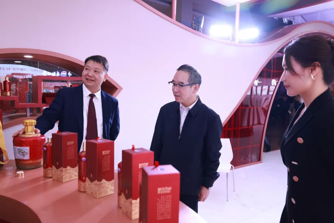 機遇與挑戰(zhàn)：歷史經(jīng)典產(chǎn)業(yè)的應變邏輯 陳華在2025中國企業(yè)家博鰲論壇主論壇作分享