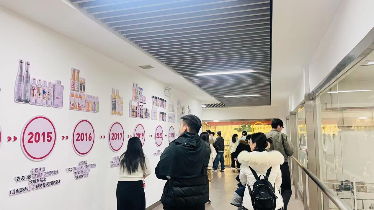 萬山區(qū)2025年離校未就業(yè)高校畢業(yè)生入企體驗(yàn)參訪農(nóng)夫山泉