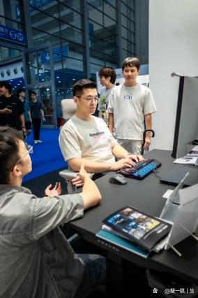 清閑動(dòng)態(tài)人機(jī)工學(xué)椅亮相第三屆“設(shè)計(jì)深圳”展會(huì)