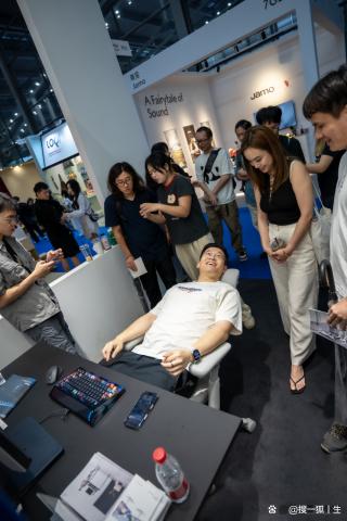 清閑動(dòng)態(tài)人機(jī)工學(xué)椅亮相第三屆“設(shè)計(jì)深圳”展會(huì)