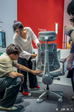 清閑動(dòng)態(tài)人機(jī)工學(xué)椅亮相第三屆“設(shè)計(jì)深圳”展會(huì)
