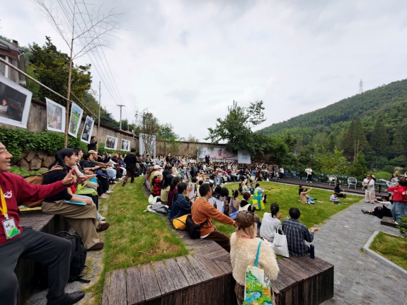 科技美育融合創(chuàng)新：vivo攜手中國美院發(fā)布《科技美育探索報告》，共建鄉(xiāng)村美育新生態(tài)