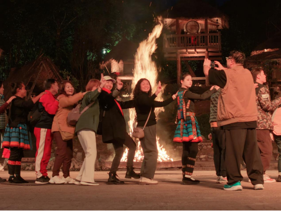 串珠成鏈繪盛景，黔粵攜手啟新程！黔南“小天馬”文旅線路引大灣區(qū)旅行商熱捧