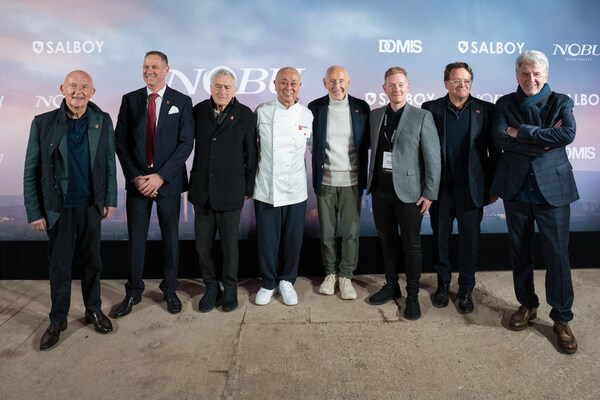 羅伯特?德尼羅（ Robert De Niro ）與薩爾博伊（ Salboy ）一起訪問曼徹斯特，諾布曼徹斯特破土動工