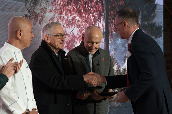 羅伯特?德尼羅（ Robert De Niro ）與薩爾博伊（ Salboy ）一起訪問曼徹斯特，諾布曼徹斯特破土動工