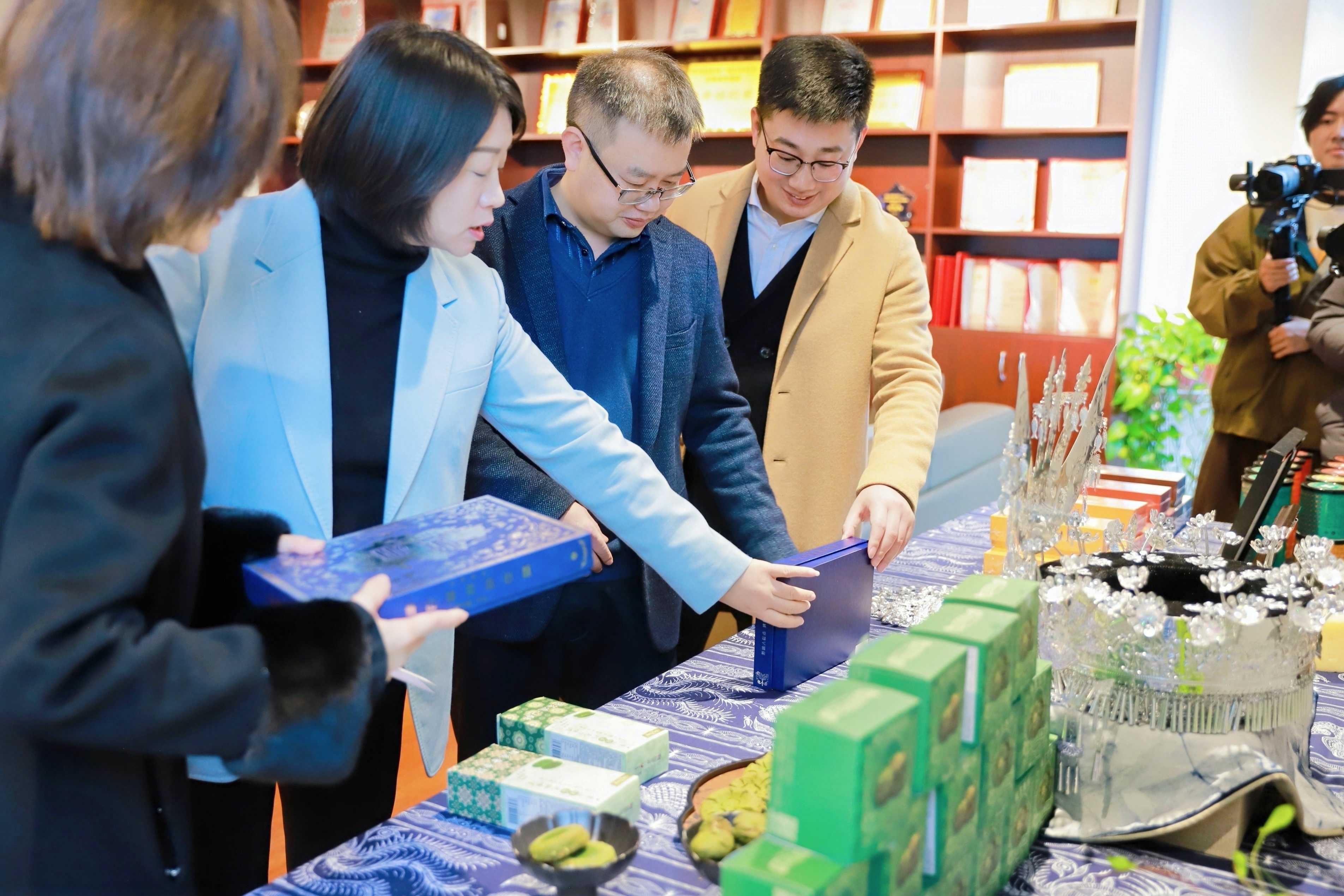 “多彩貴州·味道”新品發(fā)布會在貴陽舉行 貴州文創(chuàng)伴手禮開啟品牌化新征程