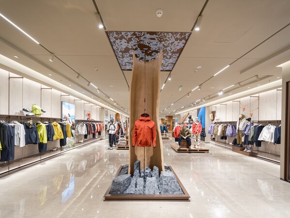 可隆KOLON KRAFT旗艦店啟幕深圳萬象城 品牌代言人劉詩詩現(xiàn)場首穿演繹「馭馬迎風(fēng)」新春限定系列