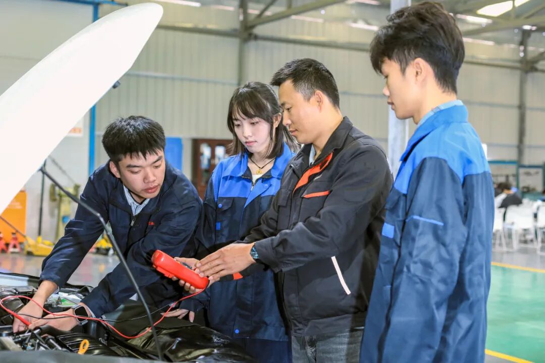 青春?榜 YOUNG | “專(zhuān)→本→碩”三連跳，她說(shuō):選對(duì)學(xué)校少走彎路