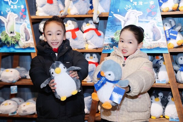 半馬蘇河 快樂加"馬"  長(zhǎng)風(fēng)海洋世界14年來繁育的首只企鵝寶寶名字揭曉