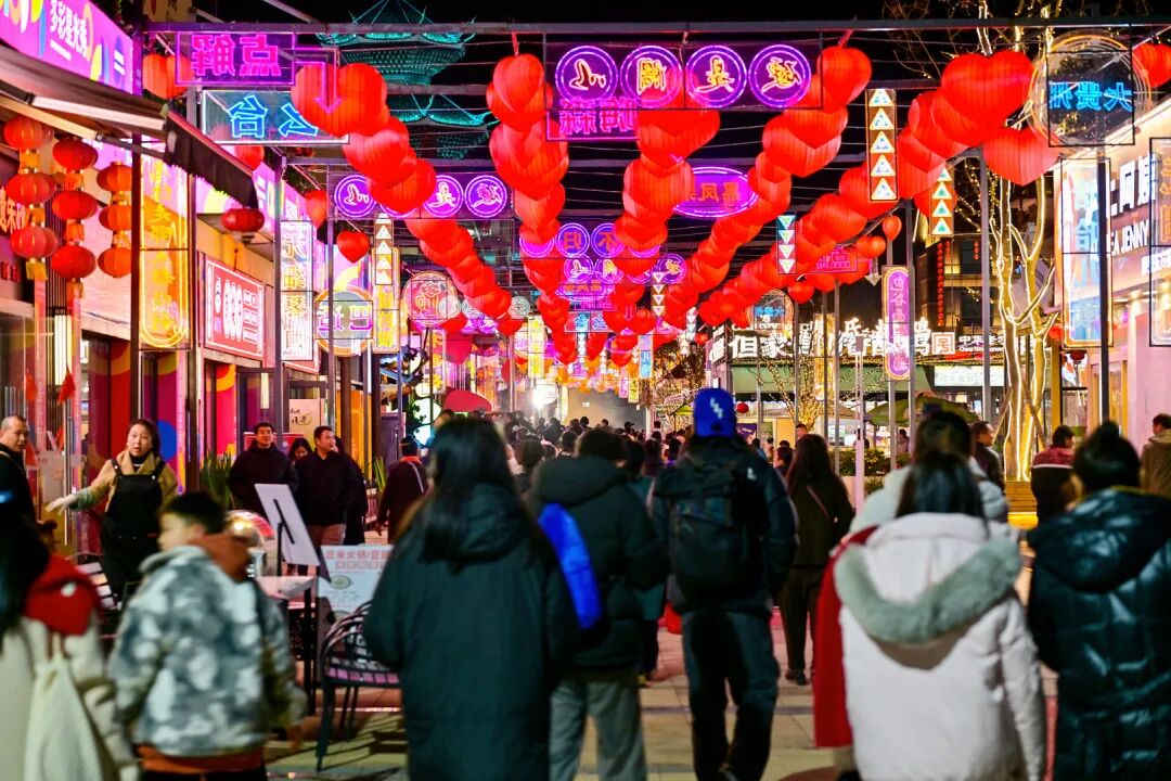 現(xiàn)場直擊！多彩貴州城元旦活動精彩紛呈，游客體驗(yàn)快樂加倍