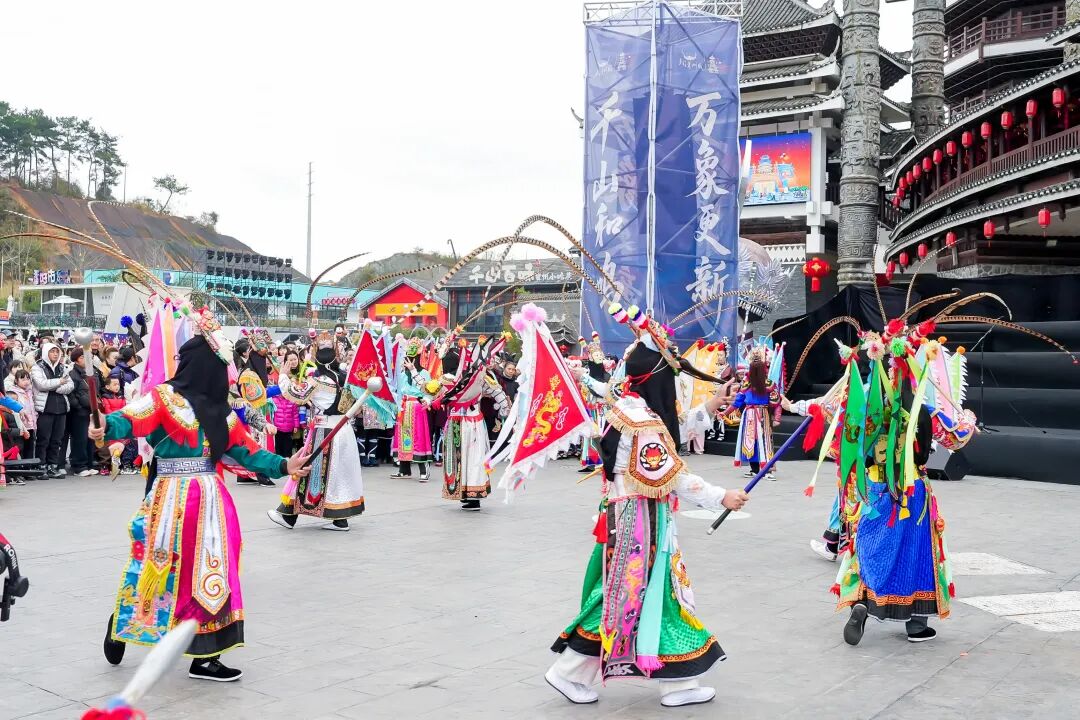 現(xiàn)場直擊！多彩貴州城元旦活動精彩紛呈，游客體驗(yàn)快樂加倍