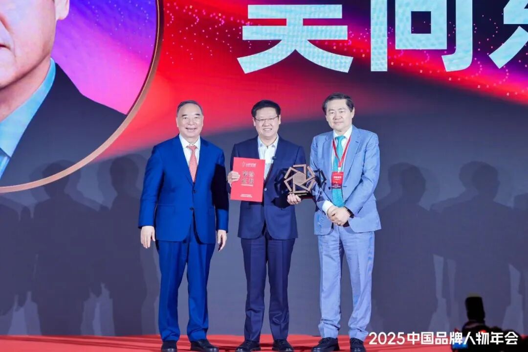 吳向東榮膺“2025中國十大品牌年度人物”