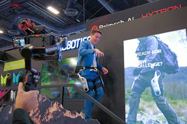 CES2026創(chuàng)新獎(jiǎng)得主：傲鯊 VIATRIX海外首次亮相，引領(lǐng)外骨骼機(jī)器人走向日常