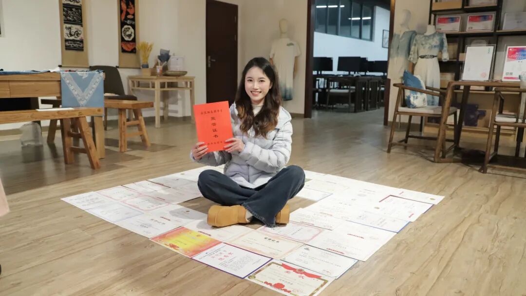 青春?榜 YOUNG | 黃德蓉：以藍(lán)白匠心承非遺文脈，用青春銳氣繪振興新篇