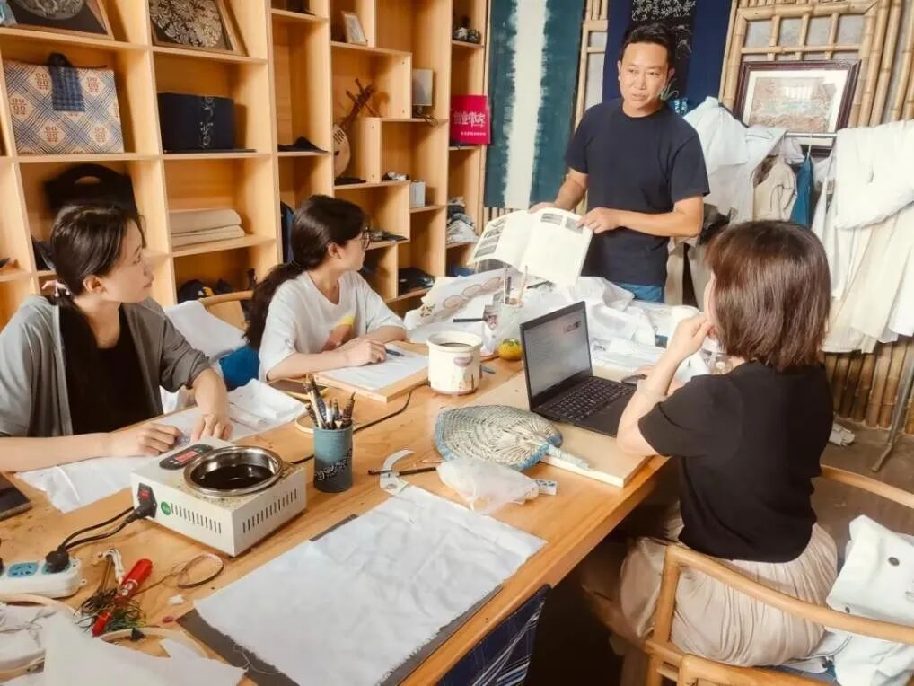 青春?榜 YOUNG | 黃德蓉：以藍(lán)白匠心承非遺文脈，用青春銳氣繪振興新篇