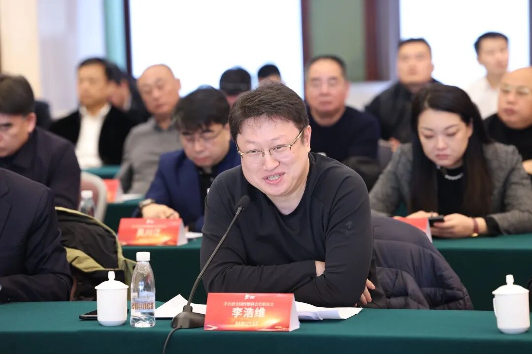 以消費(fèi)者為中心 全面驅(qū)動(dòng)推進(jìn)渠道體系市場(chǎng)化變革 茅臺(tái)酒全國(guó)經(jīng)銷商會(huì)長(zhǎng)聯(lián)誼會(huì)在武漢召開(kāi)