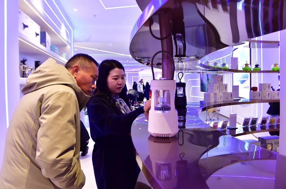 近百款機(jī)器人已就位！全球首家機(jī)器人6S店貴州首店落戶觀山湖