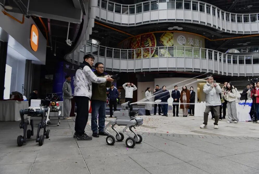 近百款機(jī)器人已就位！全球首家機(jī)器人6S店貴州首店落戶觀山湖