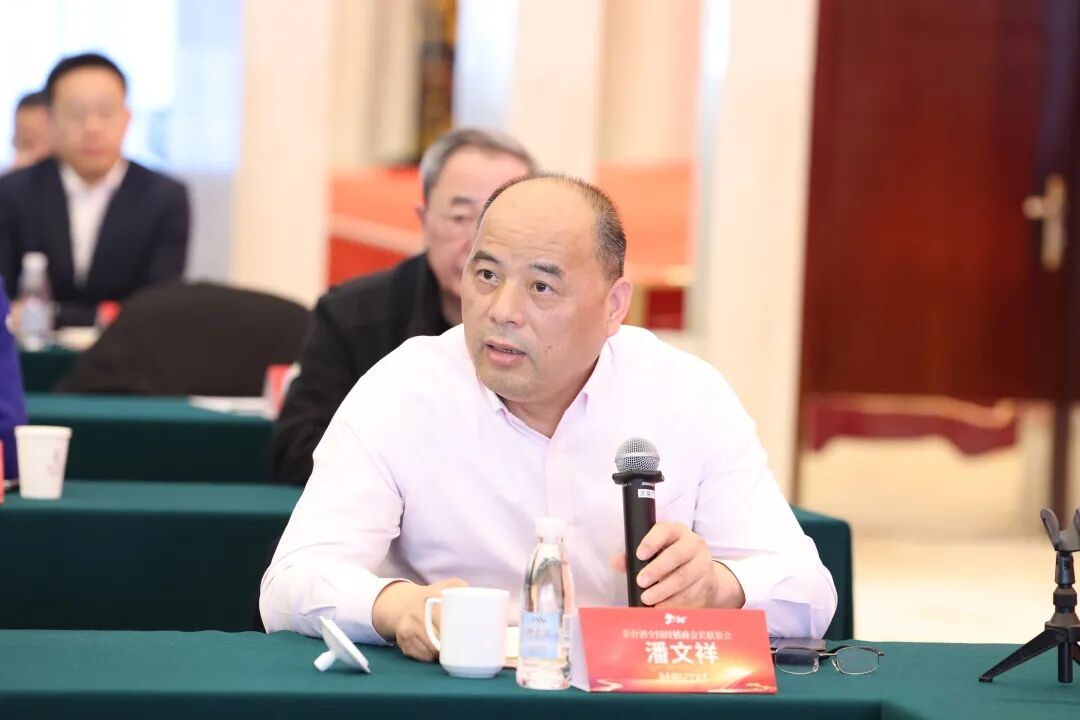 以消費(fèi)者為中心 全面驅(qū)動(dòng)推進(jìn)渠道體系市場(chǎng)化變革 茅臺(tái)酒全國(guó)經(jīng)銷商會(huì)長(zhǎng)聯(lián)誼會(huì)在武漢召開(kāi)