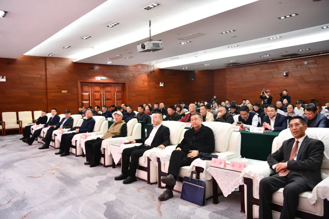 首屆貴州酒文化工作會(huì)議暨“賣酒向賣生活方式轉(zhuǎn)變”研討會(huì)在貴陽舉行，唐門酒業(yè)總經(jīng)理唐掌門受邀出席