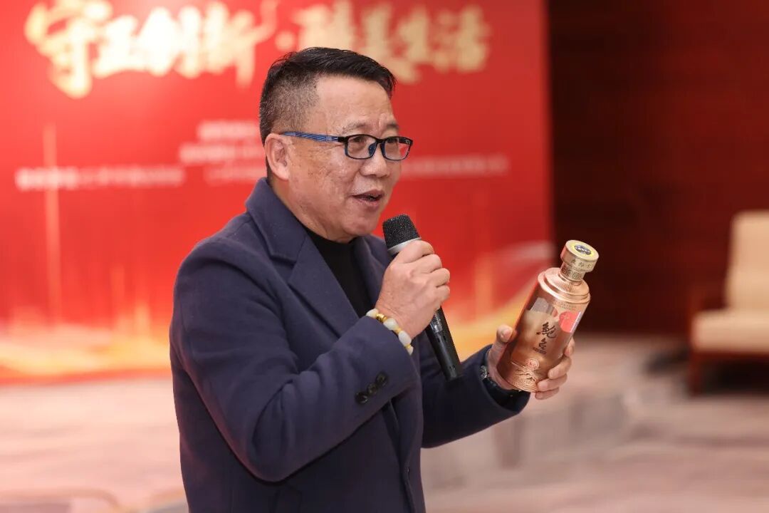 首屆貴州酒文化工作會(huì)議暨“賣酒向賣生活方式轉(zhuǎn)變”研討會(huì)在貴陽舉行，唐門酒業(yè)總經(jīng)理唐掌門受邀出席
