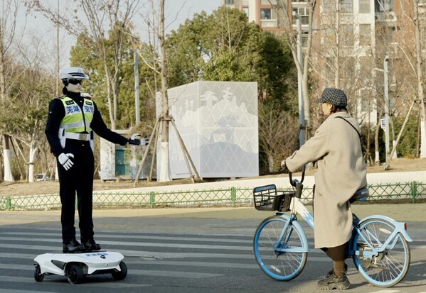 奇瑞墨甲機器人"蕪優(yōu)"智警R001正式上崗！
